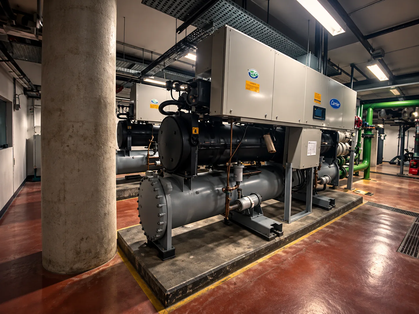 Casa de máquinas com chillers centrífugos, trocadores de calor e rede hidráulica após retrofit