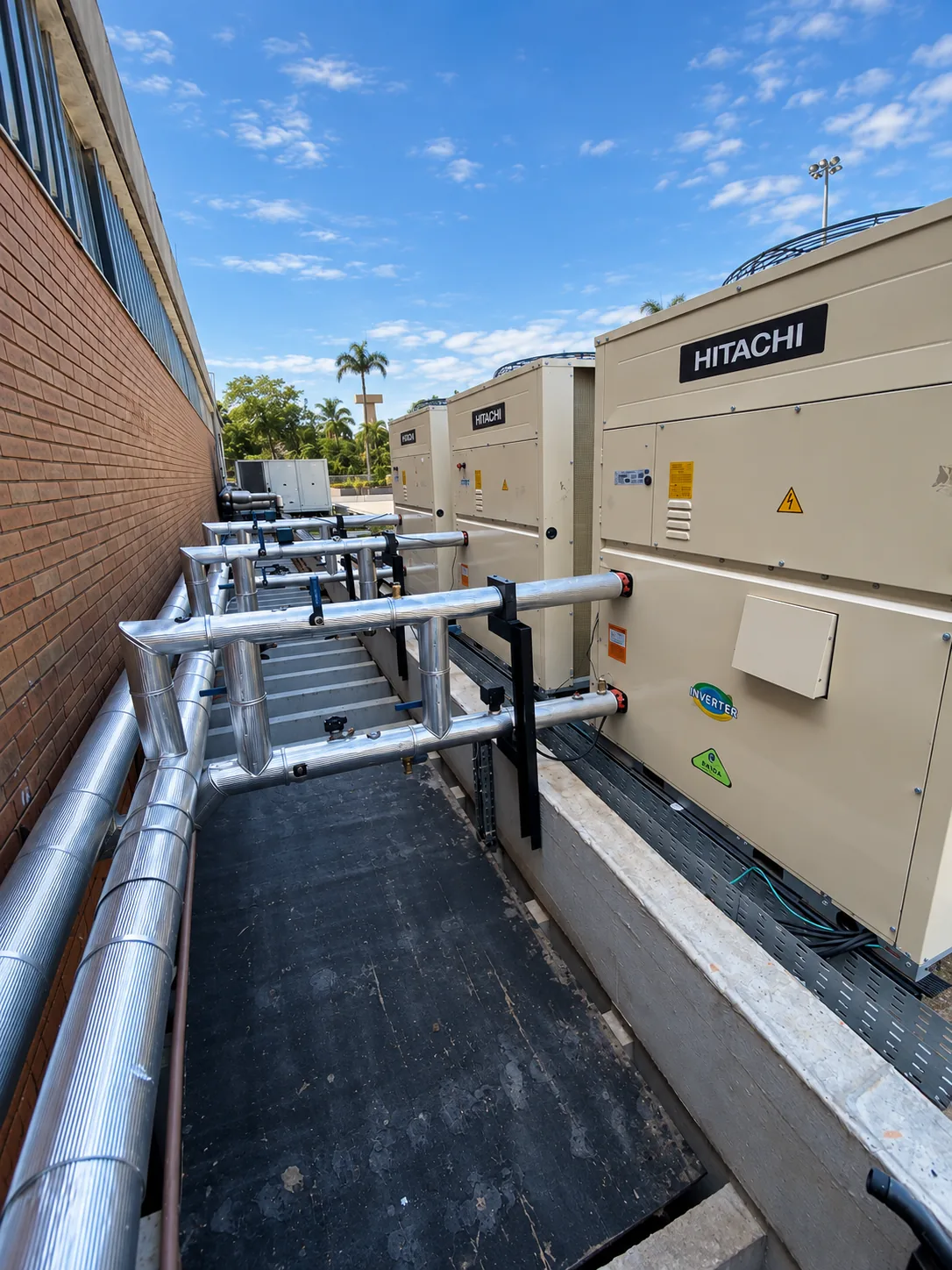 Bateria de chillers e rede de tubulação isolada em instalação comercial atendida pela VITAL ENGENHARIA